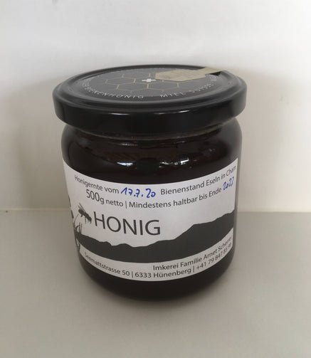 Der Waldhonig schmeckt kräftiger, etwas würziger und herber. Den Waldhonig sammeln die Bienen vom Honigtau an den Fichten und Weisstannen in den nahegelegenen Wäldern. Diesen Honig können sie bei uns kaufen oder online bestellen.