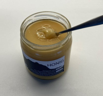 Berghonig aus Klosters Graubünden. Honig ist im Glas fein kristallisiert.