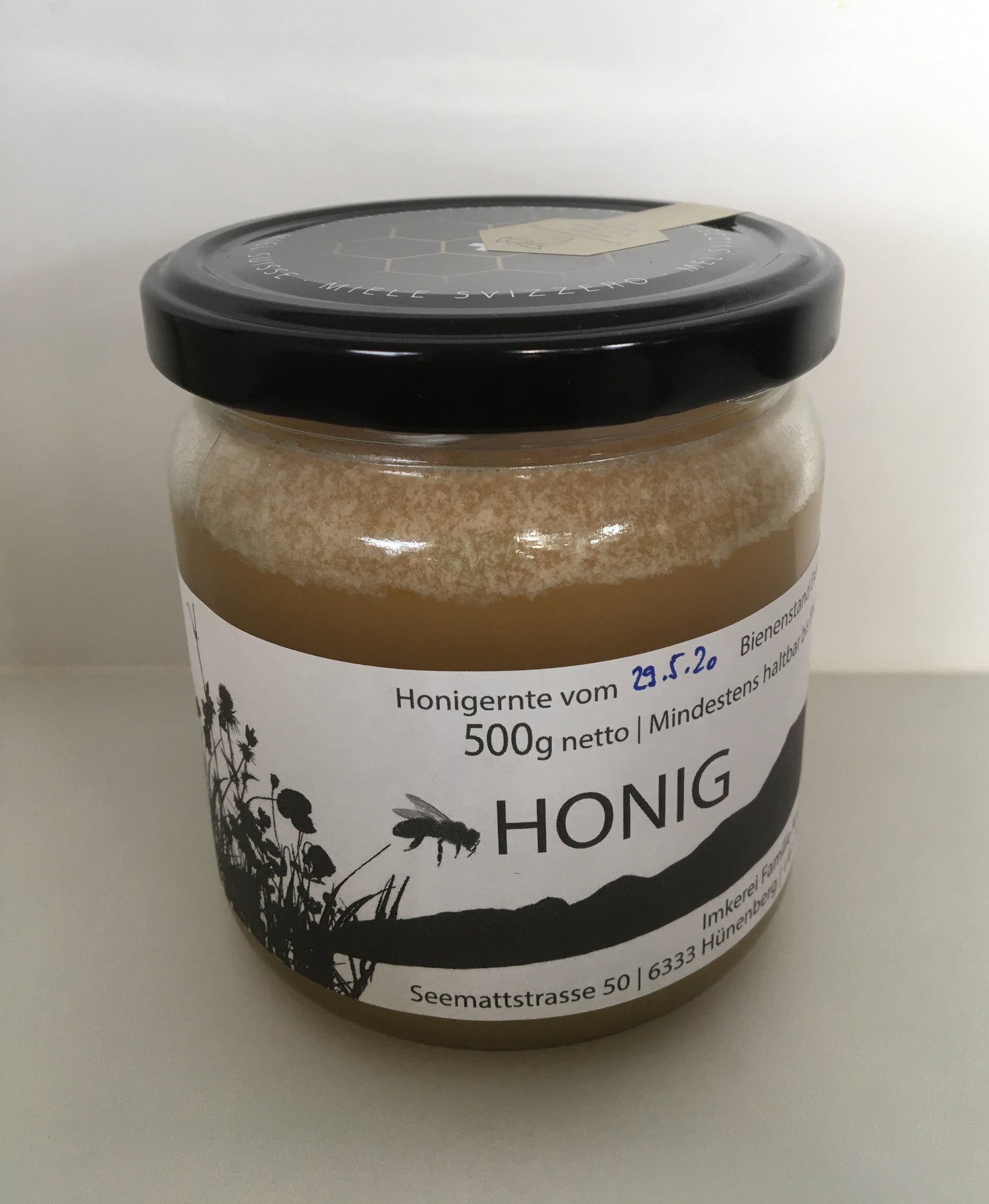 Dieser helle Blütenhonig hat einen milden Geschmack. Blütenhonig entsteht, wenn die Bienen im Frühling bei voller Blütenpracht Nektar sammeln. Diesen feinen Honig können Sie bei uns online bestellen oder in ihrer Nähe kaufen.